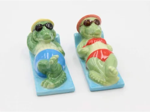 Cosmos Gifts 20787 - Juego de coctelera de porcelana fina en traje de baño, bronceador solar, salero y pimentero, 4 pulgadas de largo