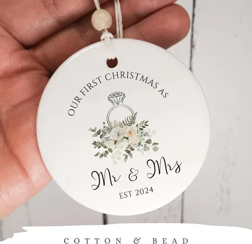 Miniatura 6 de Adorno de Navidad con texto en inglés "Our First Christmas Just Married", regalo de boda único para recién casados, adorno de Navidad de Mr & Mrs