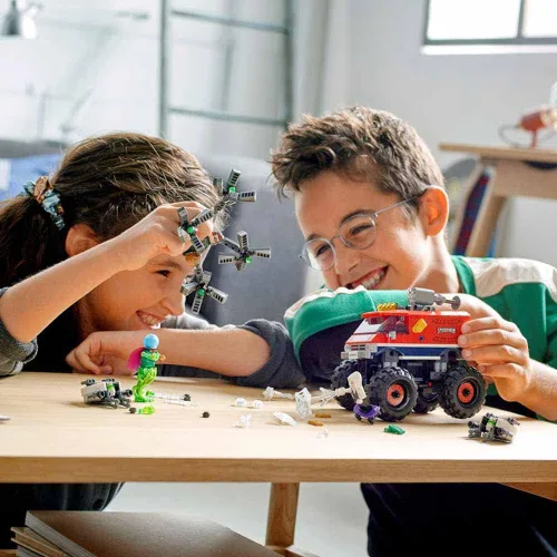 Miniatura 8 de LEGO Marvel Spider-Man: Spider-Man's Monster Truck vs. Mysterio 76174; genial regalo de cumpleaños coleccionable para niños, nuevo 2021 (439 piezas)