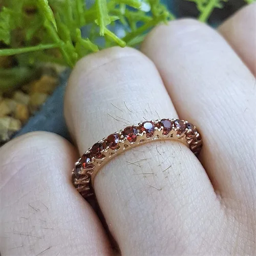 Miniatura 7 de Dazzlingrock Collection Anillo de boda apilable de eternidad con piedras preciosas o diamantes redondos para mujer en oro