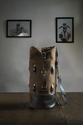 Miniatura 16 de Bolsa de lona para motocicleta de cuero genuino de grano completo resistente de inspiración militar Alforja Bolsa de fin de semana Con correas