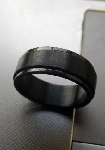 Miniatura 2 de Metal Masters Co. Anillo giratorio de acero inoxidable negro de 8 mm para hombre, tamaños 6 a 15