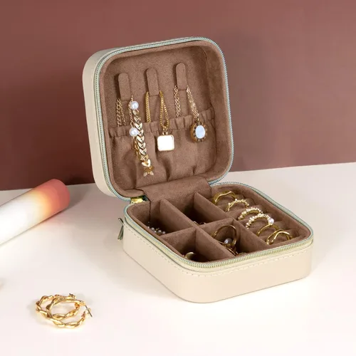 Miniatura 3 de KAMIER Joyeros pequeños para mujer Joyero portátil de viaje Caja organizadora de joyas de piel sintética para aretes, anillos, collares (beige)