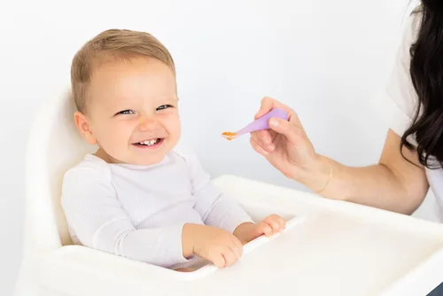Miniatura 8 de Ubbi Cucharas de entrenamiento de silicona para bebés, paquete de 3 utensilios de autoalimentación de punta suave para el destete del bebé, cucharas
