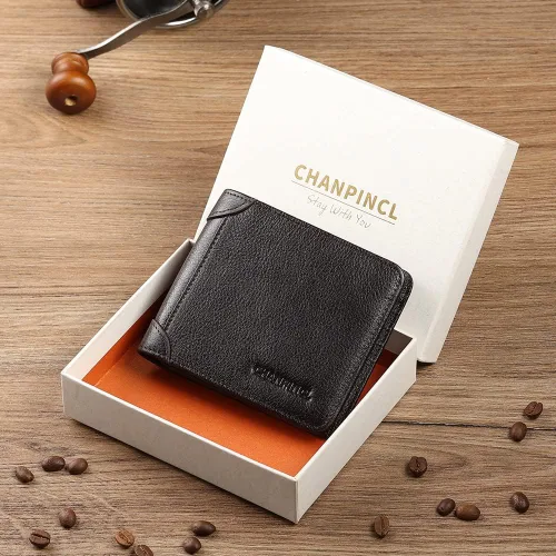 Miniatura 56 de Billetera de piel triple con bloqueo RFID para hombre con 2 ventanas de identificación, 2 compartimentos para efectivo, 6-8 ranuras para tarjetas