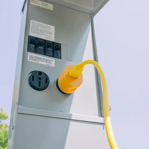 Miniatura 4 de Adaptador eléctrico Camco PowerGrip 30AM/15AF para cámper y caravana, cuenta con conexiones macho de 30 amperios y hembra de 15 amperios, diseñado