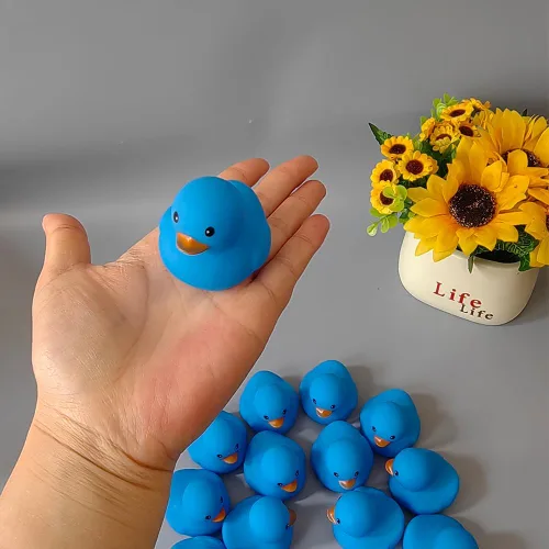 Miniatura 6 de Juguetes de pato de baño, 16 piezas de mini patos de goma azules chirriantes y flotadores, juguete para baby shower, decoración de fiesta para niños