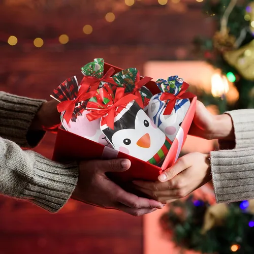 Miniatura 7 de Funrous 50 bolsas de dulces de Navidad a granel, bolsas de plástico con cordón de regalo, alce, muñeco de nieve, pingüino, bolsas de regalos