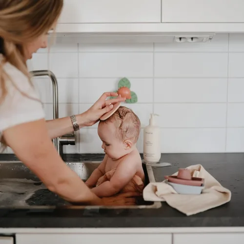 Miniatura 4 de mushie Cepillo para cuna de baño para bebé, cerdas de silicona suaves para piel seca, eczema y tratamiento de tapa de cuna, paquete de 2