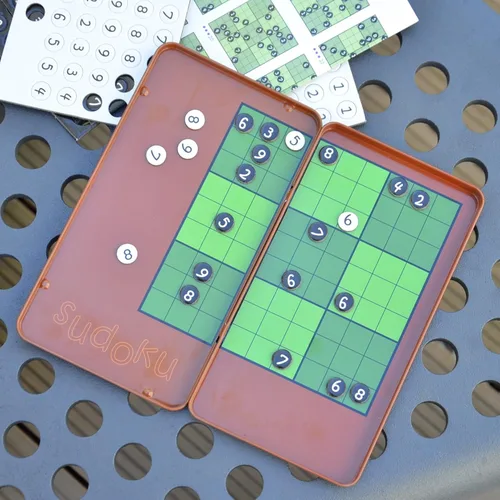 Miniatura 3 de The Purple Cow - Sudoku. Caja de juego magnética para niños y adultos. Resuelve rompecabezas duros y domina tu mente.