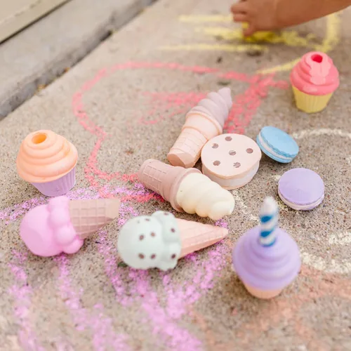 Miniatura 8 de Melissa & Doug Juego de tiza para helados y pasteles para niños, tiza de banqueta para niños de 3 años en adelante