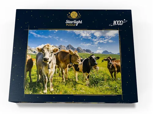 Miniatura 4 de MyPuzzle Cows in Front of an Idílico Alpine Landscape - Rompecabezas prémium de 1000 piezas para adultos