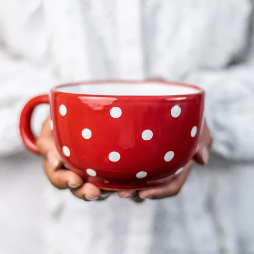 City to Cottage Taza de cerámica hecha a mano con diseño de lunares rojos y blancos, taza única extra grande de 17.5 onzas / 16.9 fl oz de capuchino