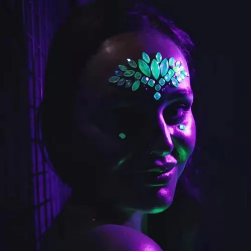 Miniatura 6 de Gemas faciales 4 hojas de joyas para la cara pegadas en diamantes de imitación, calcomanías de cristal luminoso, piedras preciosas temporales
