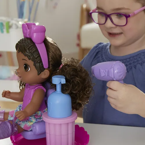 Miniatura 6 de Baby Alive Sudsy Styling Doll, pelo negro, incluye silla de salón de 12 pulgadas, juguetes para niñas y niños de 3 años en adelante