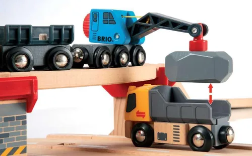 Miniatura 2 de BRIO World Rail & Road - Juego de tren de madera con certificación FSC de 32 piezas y accesorios - Auto grúa especial, plataforma plana, pistas