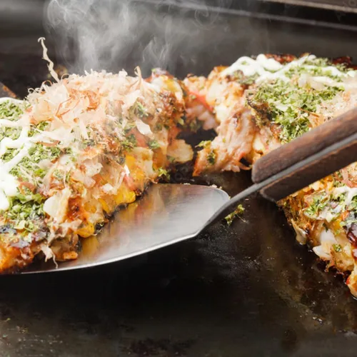Miniatura 2 de TIKUSAN Okonomiyaki - Espátula giratoria para barbacoa, mango de madera, hecho en Japón (2.8 x 7.2 pulgadas)