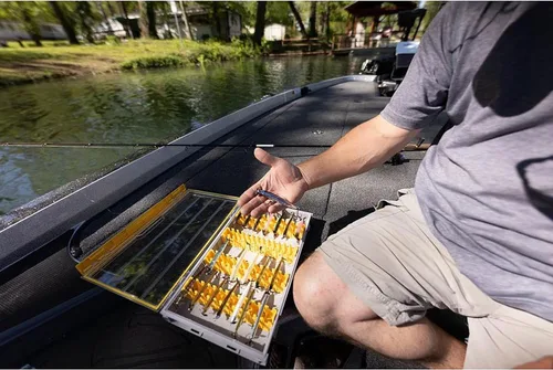 Miniatura 5 de Plano Edge 3700 Caja Vertical de Almacenamiento de Señuelos y Cebo Espía, Gris y Amarillo, Con Capacidad para Hasta 52 Señuelos Verticales