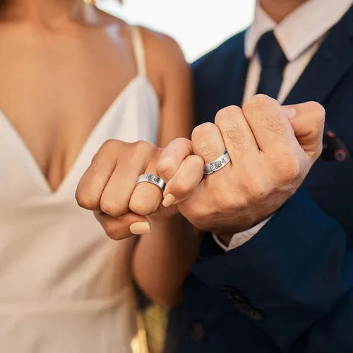 Miniatura 2 de Juego de anillos de boda negros para él y ella, anillos grabados para hombre, bandas de clase para hombres y mujeres, anillos personalizados
