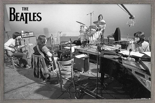 The Beatles - Póster de pared de Let It Be Studio, 22.4 pulgadas de largo x 14.7 pulgadas de ancho, versión enmarcada de madera de granero