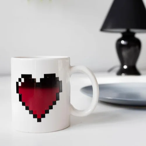 Miniatura 4 de Kikkerland Pixel Heart Morphing - Taza que cambia de color reacciona al calor, regalo divertido para café, cacao caliente y bebidas calientes