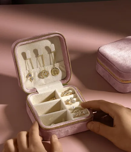 Miniatura 3 de TAIMY Joyero de viaje de terciopelo de felpa, pequeño estuche de joyería de viaje, mini cajas organizadoras de viaje portátiles para anillos