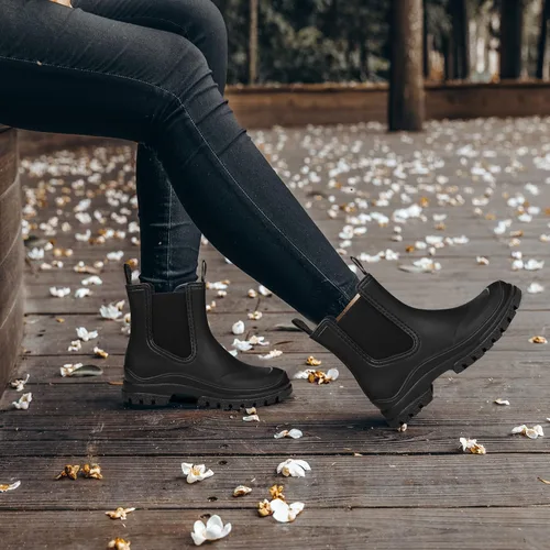 Miniatura 3 de DKSUKO Botas de lluvia cortas para mujer, botas de jardín impermeables de goma, botas elásticas sin cordones, botas Chelsea a la moda, zapatos