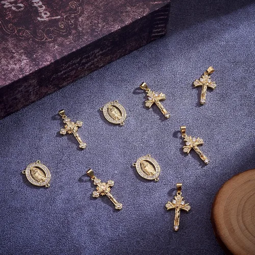 Miniatura 4 de 6 dijes de cruz de crucifijo de latón con circonita cúbica, chapado en oro real de 18 quilates, para joyería, collares, pulseras y manualidades