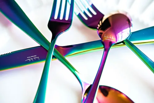 Miniatura 9 de Nicole Miller - Juego de cubiertos de 20 piezas, diseño de arcoíris, modernos utensilios de cocina de acero inoxidable para un comedor elegante