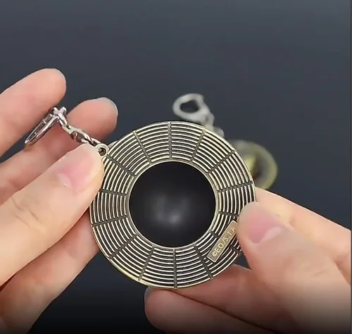Miniatura 3 de Batustou Llavero de una pieza con sombrero de paja Luffy de anime, llavero de piratas de 2 pulgadas, accesorios para mujeres, hombres y niños