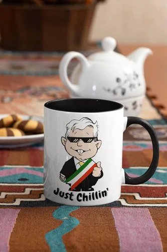 Miniatura 3 de MEXICANDOO AMLO - Taza de café Just Chillin, divertida caricatura, Muñeco AMLITO, taza de cerámica blanca brillante con colores vibrantes