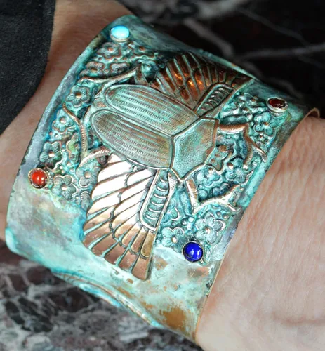 Miniatura 5 de Elaine Coyne Collectible Artwear Patina Brass - Pulsera ancha con diseño de escarabajo egipcio, cornalina, ónix azul marino, turquesa, Latón