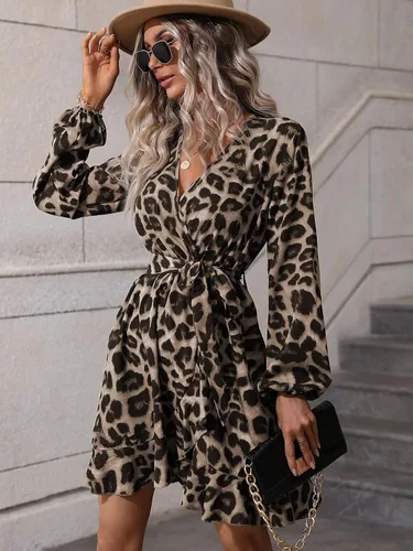 Miniatura 3 de WDIRARA Vestido corto con estampado de leopardo y cuello en V, manga larga, dobladillo con volantes, acampanado, para mujer