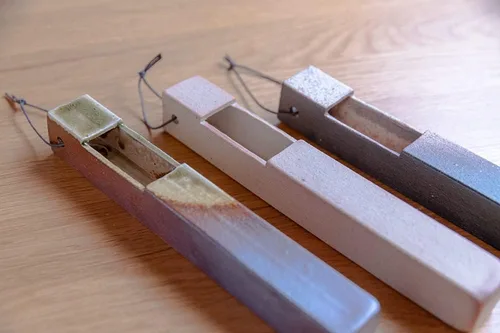 Miniatura 5 de Jarrón de pared fabricado en Japón, jarrón de pared de cerámica japonés para un solo tallo, diseño minimalista de Wabi-Sabi, acabado natural al