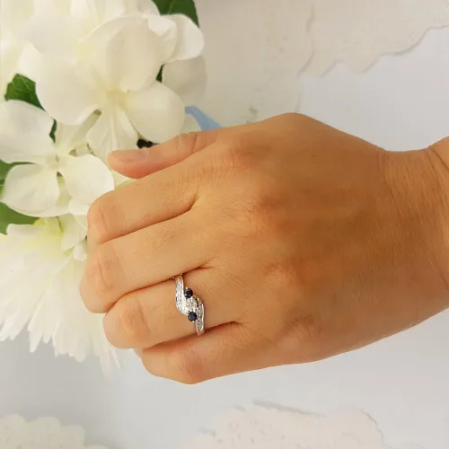 Miniatura 4 de Dazzlingrock Collection Anillo nupcial redondo de 3 piedras de compromiso con diamantes azules y diamantes blancos de 18 quilates, oro blanco