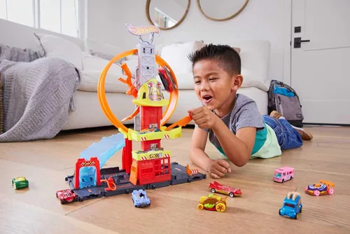 Miniatura 2 de Hot Wheels City con 1 coche de juguete, ascensor impulsado por niños, rampa tipo agua, características de pista de juego, se conecta a otros