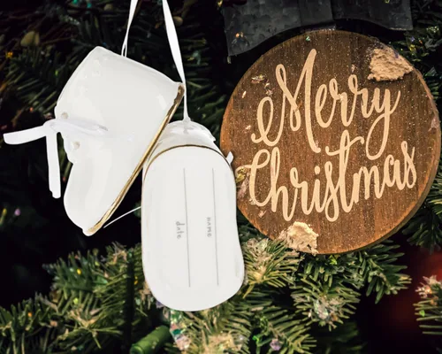 Miniatura 2 de Adorno navideño de zapato de bebé 2024 – Adorno de botines de bebé personalizados blancos – Adorno de zapato de bebé – Primera Navidad del bebé