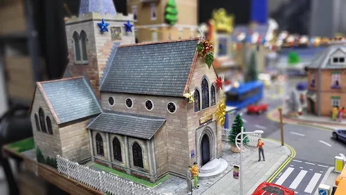 Miniatura 6 de The CityBuilder Kit de fabricación de modelos de cartón para iglesia - Edificio de ferrocarril modelo a escala O
