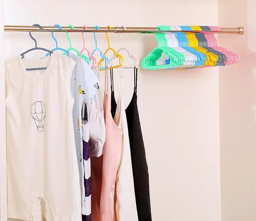 Miniatura 5 de Paquete de 60 perchas blancas para ropa de bebé, antideslizantes, para ropa de recién nacido, para regalo, para ropa de recién nacido, percha Blanco