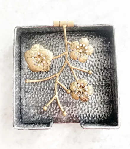 Miniatura 6 de Servilletero cuadrado plano plateado con flores de orquídeas doradas y cristales sintéticos Brazo pesado con bisagras de metal con bisagras