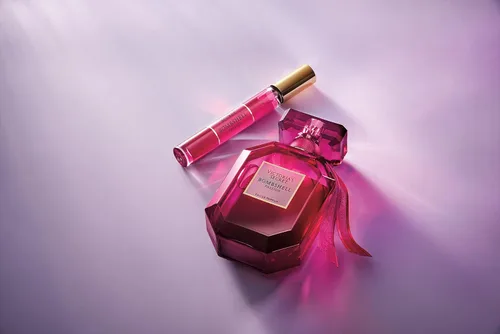 Miniatura 4 de Victoria's Secret Bombshell Passion Eau de Parfum Rollerball, notas de cassis brillante, peonía reina y rosa fucsia, mini perfumes