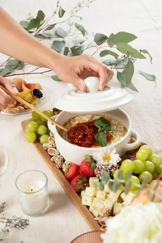 Miniatura 5 de Plato y calentador de queso Brie de gres con tapa, apto para horno, ideal para tabla de embutidos y accesorios de mesa de pastoreo, perfecto