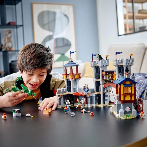 Miniatura 2 de LEGO Creator 3 en 1 - Juguete de castillo medieval que se transforma de castillo a torre en mercado, incluye figura de esqueleto y dragón, con 3