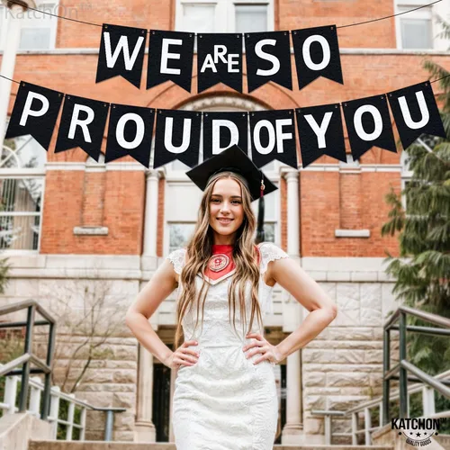 Miniatura 6 de KatchOn, Cartel con texto en inglés «We are So Proud of You» – Cartel de felicitaciones preencordado de 10 pies, cartel de graduación negro
