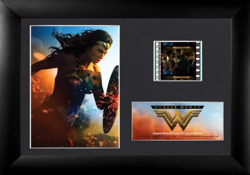 Trend Setters Wonder Woman Gal Gadot - Escudo antiguo - Presentación de escritorio FilmCells - con clip de película de 1.378 in USFC6365