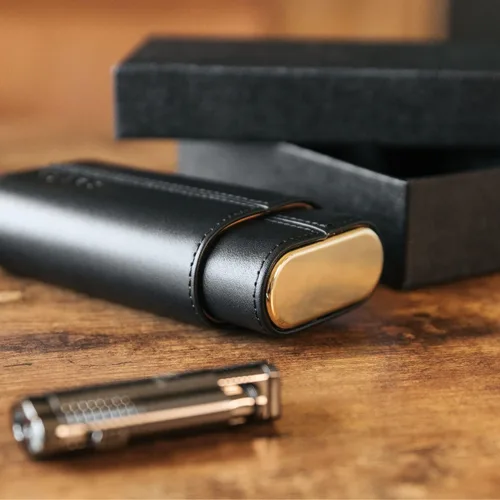 Miniatura 5 de CASE ELEGANCE Funda protectora de viaje premium de 3 puros, cuero negro auténtico de grano superior, forrado de cedro con tapas de metal dorado