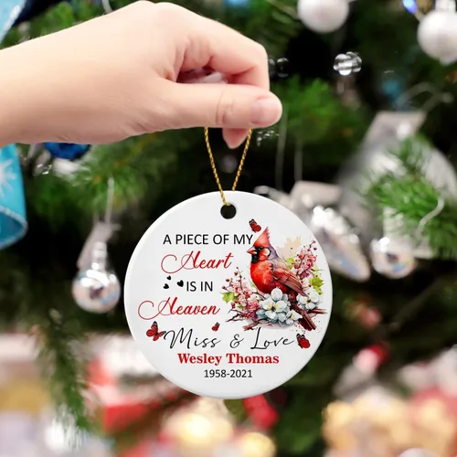 Miniatura 5 de Adorno de cerámica personalizado con texto en inglés "A Piece of My Heart is in Heaven" para Navidad 2026, adorno cardenal rojo conmemorativo