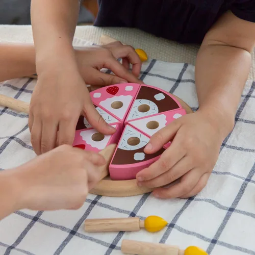 Miniatura 8 de PlanToys Juego de alimentos para fiesta de cumpleaños de dos caras (3488) Hecho de forma sostenible de madera de goma y pinturas y tintes no Juego