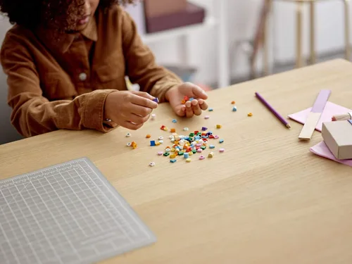 Miniatura 6 de LEGO DOTS Extra DOTS - Serie 4 41931 Kit de decoración para manualidades y colecciones; diversión creativa con azulejos; perfecto para añadir a un