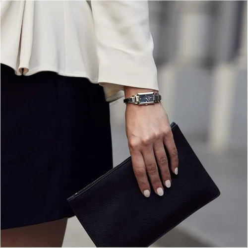 Miniatura 6 de Bulova Reloj clásico de cuarzo de 2 manecillas de acero inoxidable con esfera de diamante para mujer con nácar negra en esfera rectangular